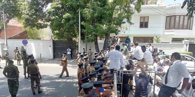 ගෝඨාගේ නීතිය කඩයි! සජිත් සජබ එක්ක පා ගමනින් නිදහස් චතුරශ්‍රයට යයි! පොලිසියෙන් බාධා! දෙමළ සන්ධානයත් එකතු වෙයි!