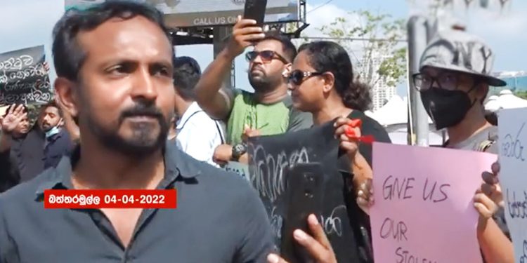 කලාකරුවෝ රාජපක්ෂලාට විරුද්ධව පාරට බහී! (Video)