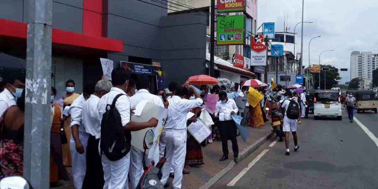 ජනාධිපති ඉස්කෝලෙ ගිය ආනන්දයේ සිසුන් පාරට බැහැලා ගෝඨාට ගෙදර යන්න කියයි!