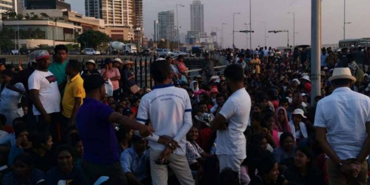 ලක්ෂයක් ජනාධිපතිගෙ කාර්යාලය ඉස්සරහට! (VIDEO)
