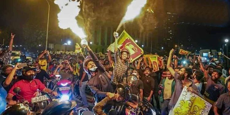 ‘කාගෙද මේ බලවේගේ.. ජනතාවගෙ බලවේගේ..!’ ඊයෙ රෑ ගෝල්ෆේස් පිටියම හොල්ලපු විරෝධයේ වීඩියෝ මෙන්න! (VIDEO)