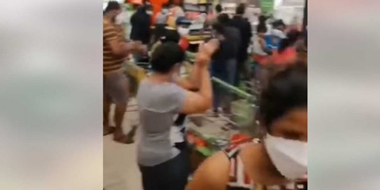 කර්ෆිව් නිසා සුපර් මාකට්වලට බඩු ගන්න ආපු මිනිස්සු ඇතුළේ විරෝධය ප්‍රකාශ කරපු හැටි! (VIDEO)