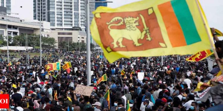 අරගලයට තරුණ නායකයන් 10ක් පත් කරයි! අද සවස 10 දෙනාම එළියට එයි!