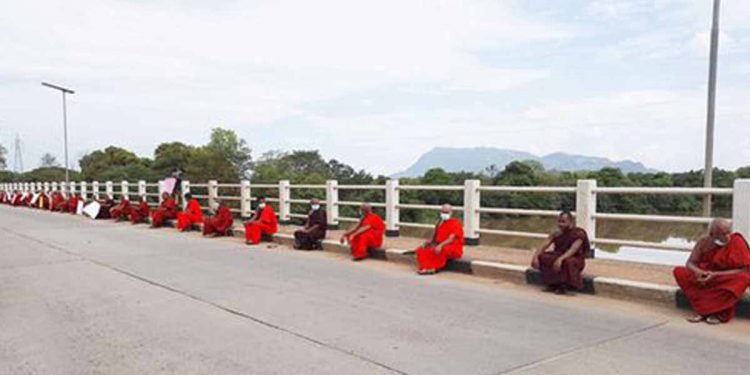 මනම්පිටියෙ පාලම උඩ හාමුදුරුවරු සත්යග්රහයක!