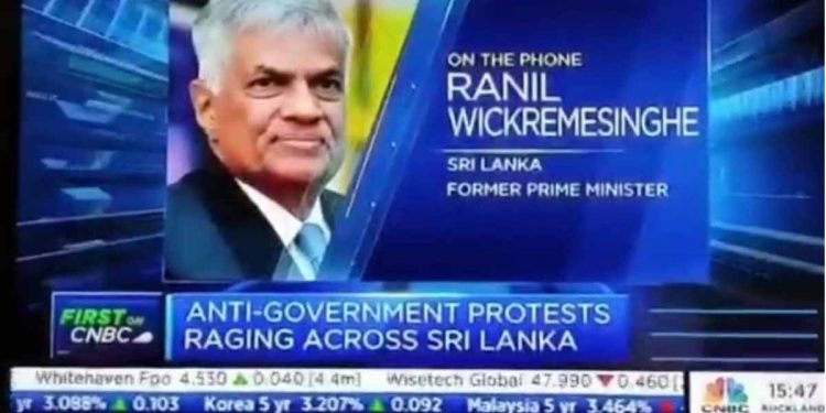 රාජපක්ෂවරුන්ට යන්න කියනවා! අවුරුදු 30ක් පැරදි පැරදි නායකත්වයේ ඉන්න ඔබතුමා අයින්වෙලා තරුණයෙක්ට නායකත්වය දෙන්නේ නැද්ද? ලංකාවේ ටෙලිවිෂන්කාරයන්ට අහන්න කොන්දක් නැති දේ ලෝ ප්‍රකට CNBC නාළිකාවේ මාධ්‍යවේදියෙක් රනිල්ගෙන් අහයි! රනිල්ට යකා නැගලා පිස්සු කෙළියි! (VIDEO)