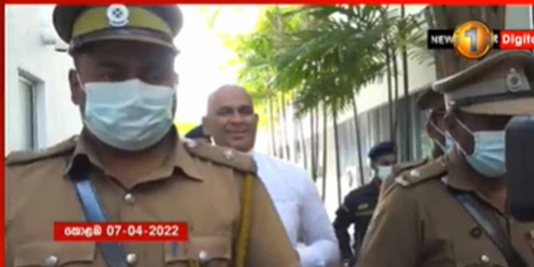 මිනිස්සුන්ට කන්න නෑ බොන්න නෑ! හරි අමාරුවෙන් ජීවත් වෙන්නේ මල්ලී! ඒ අයගේ විරෝධය සාධාරණයි! ඇතුළේ ඉන්න රන්ජන්ට එළියෙ ඉන්න ජනතාවගේ දුක දැනෙයි! (VIDEO)