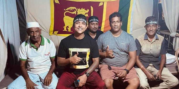 ගෝඨා ගෙදර පල! රෙහාන් වැලිගම ටවුම මැද පැය 24ක උපවාසයක් පටන් ගනී! (VIDEO & PHOTOS)