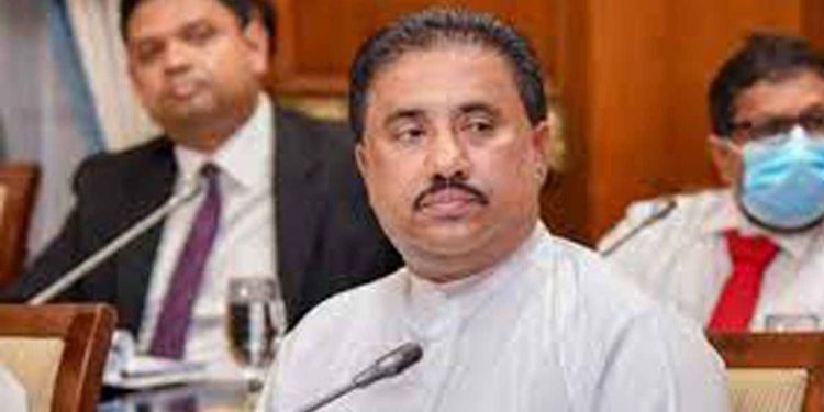 මෙහෙම ගියොත් හැම එකාටම යන්න කියයි! ඇමැතිටත් යන්න කියයි! සභාපතිටත් යන්න කියයි! කොම්පැනියක අයිතිකාරයාටත් යන්න කියයි! මේක අසුබවාදී වැඩක්! ජනතා වැටලීම ගැන රෝහිත ආණ්ඩුවේ මතය කියයි! (VIDEO)