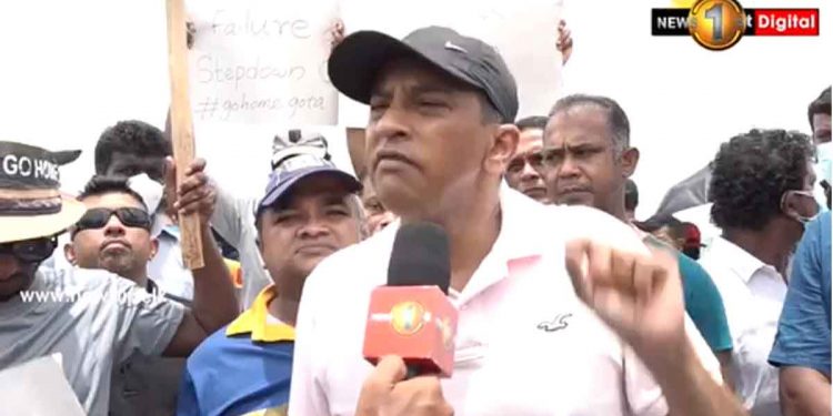 ප්‍රීති ඝෝෂා මැද රොෂාන් මහානාමයි චම්පක රාමනායකයි අරගල භූමියට එයි! පාලකයන්ට සලකන්න ඕන විදිහත් කියයි! (VIDEO)