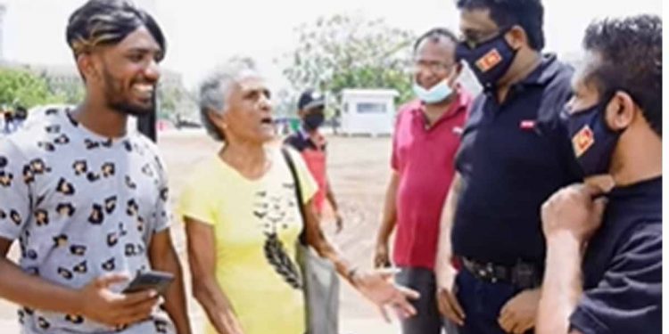 ගෝඨාට ජන්දෙ දෙන්න එපා කියලා රටට කියපු ජනප්‍රිය ඇන්ටි අරගල භූමියට එකතුවෙයි! (VIDEO)