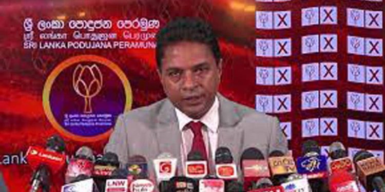 මගේ ගේ වට කරන්න ආවොත් ගහනවා! (VIDEO)