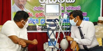 සජිත් විපක්ෂයේ ඉඳන් ‌50 වැනි රෝහලටත් හුස්ම දෙයි! දැනටමත් ලක්ෂ 1400ක උපකරණ බෙදලා! උනුත් එකයි මුනුත් එකයි අපිට අදාළ නෑ! අඩු බෙහෙතුත් කියන්න! එකත් අපි පිටරටින් ගෙනත් දෙන්නම්! (VIDEO & PHOTOS)