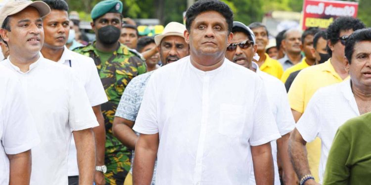 පා ගමනට මහ සෙනගක්! උදේ 9ට නුවරින් පටන් ගත්තේ! පේරාදෙණියට ආවේ දවල් 2ට! (PHOTOS)
