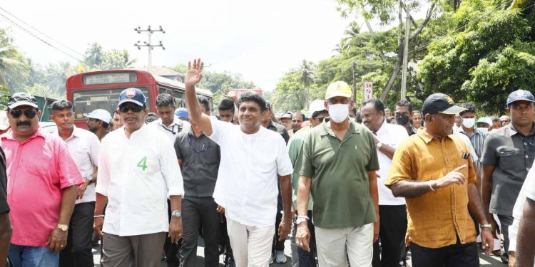 පාර්ලිමේන්තුව ඇතුළේ ඔළුගෙඩි සූදුවක් යනවා! අද අගමැතිකම් ඇමැතිකම් වෙන්දේසි වෙනවා! බයවෙන්න එපා..! ජනතාව පාවා දෙන අය මා ගාව නෑ! මහා ජනකායකට සජිත් පොරොන්දු වෙයි! (PHOTOS & VIDEO)