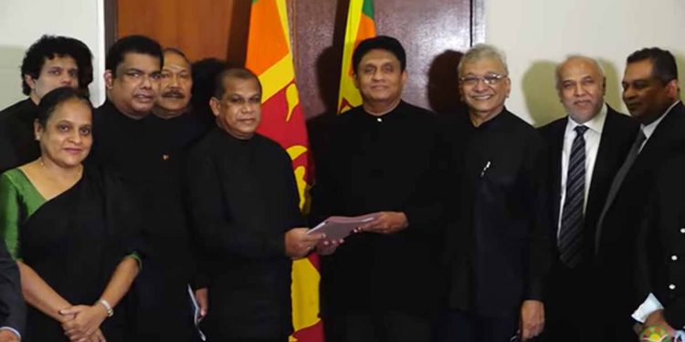 ඒකාධිපති විධායක ජනාධිපති ක්රමය අහෝසියි! අලුත් බලය බෙදීමේ ක්රමයක්! සියලුම ස්වාධීන කොමිසම් යළිත් එයි! ජාතික ආරක්ෂක කවුන්සිලයක්! සජිත් සමග සජබෙ සංශෝධනය කතානායකට බාරදෙයි! (VIDEO & PHOTOS)