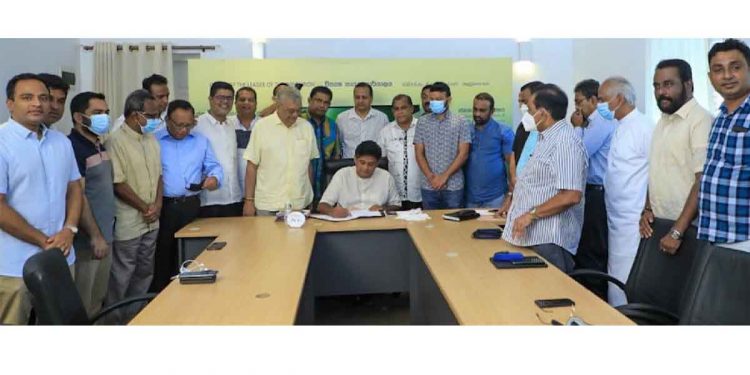 ගෝඨාභය ගෙදර යවන දෝෂාභියෝගයට සජිත් අස්සන් තබයි! මුලු සජබෙම වැඩේ පටන් ගනී! (VIDEO & PHOTOS)