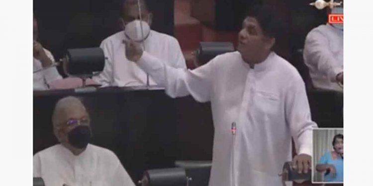 අපි එන්නේ නෑ තාවකාලික ආණ්ඩු හදන්න! අපි එන්නෙ නෑ ඔය ඇමැතිකම් ගන්න! ඉන්නවා නම් කවුරු හරි සජබෙ නැගිටින්න! මම විනය පරීක්ෂණ තියන්නේ නෑ! (VIDEO)