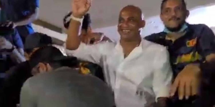 සුපුරුදු අත්පොළසන් මැද ජයසූරිය පිටියට පිවිසෙයි! (VIDEO)
