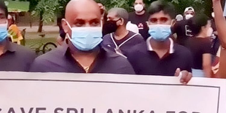 ජයසූරියත් පාරට බහී!