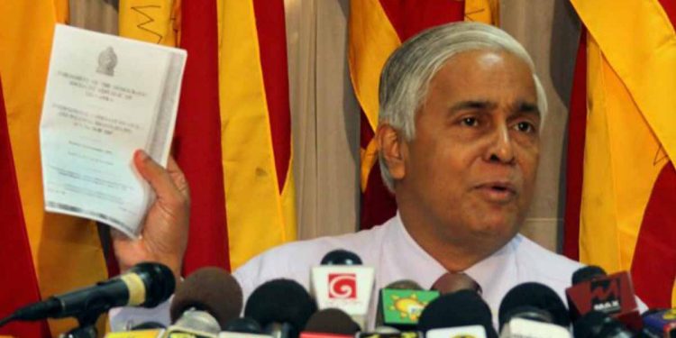 රටම යන්න කියද්දී ගෝඨා යන්නෙත් නැතිනම් මහින්ද යන්නෙත් නැතිනම් යවන හැටි මෙන්න! පාර්ලිමේන්තුව ඇතුළෙන් වෙනස කරන්න පුලුවන් ක්‍රමය හිටපු අගවිනිසුරු ‘මව්රට’ට විග්‍රහ කරයි! EXCLUSIVE