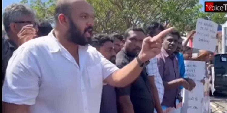 පොලිසියෙන් සිවිල් ඇවිත් අරගලකරුවන් වීඩියෝ කරන්න ගිහින්! වැඩේ අතේ මාට්ටු! රාසමාණික්කම් සිංහලෙන් දෙමළෙන් දෙකෙන්ම හොඳටම දෙයි! (VIDEO)