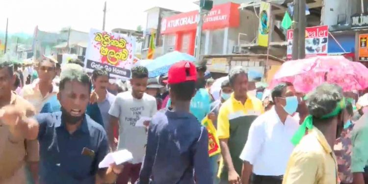 ආණ්ඩුව පන්නන පා ගමනේ දෙවන දිනය අදයි! දහස් ගණනක් මාවනැල්ලෙන් ගලිගමුව දක්වා ගමන් අරඹයි! (VIDEO)