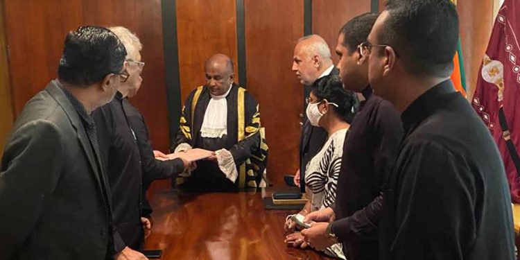 විධායක ජනාධිපතිලත් නැති විධායක අගමැතිලත් නැති ව්‍යවස්ථා සංශෝධනය මෙන්න! (PHOTOS)