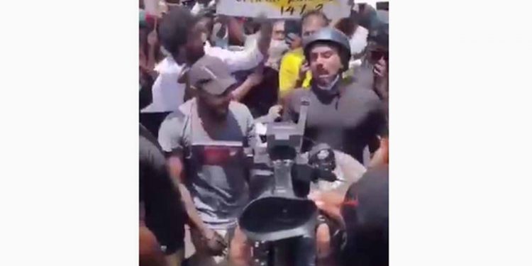 කොල්ලො හදපු කොල්ලො කියන නොඉඳුල් සටන් පාඨ ගාලු මුවදොර රැව්දෙයි! (VIDEO)