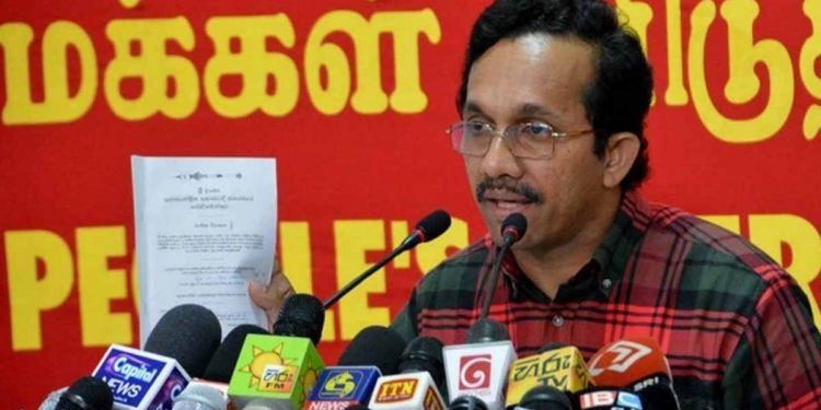 හඳුන්නෙත්තිට කේන්ති යයි! 225 එපා කියලා පාරේ සටන් පාඨ කියන්නෙ ගෝඨාව ගෙනාපු අයලු! එහෙම කියන්න අයිතියක් නෑලු! තවත් ගොඩක් දේවල් කියයි! (VIDEO)