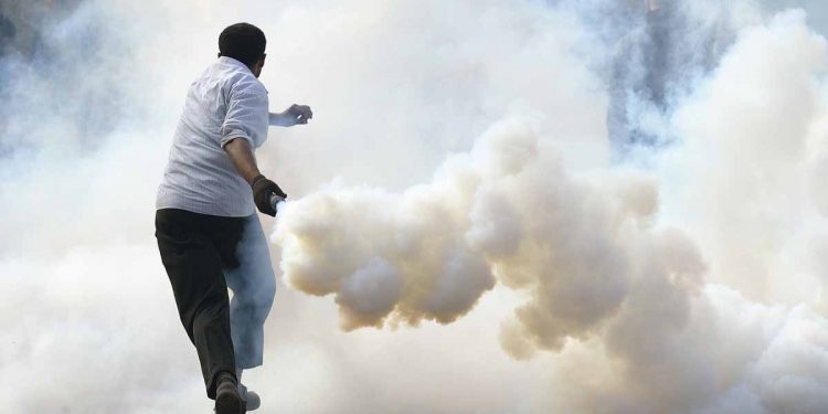 ඇඳිරි නීතිය නොතකා රට වටේ විරෝධතා! පේරාදෙණි සිසුන්ට කඳුලු ගෑස් ගහයි!