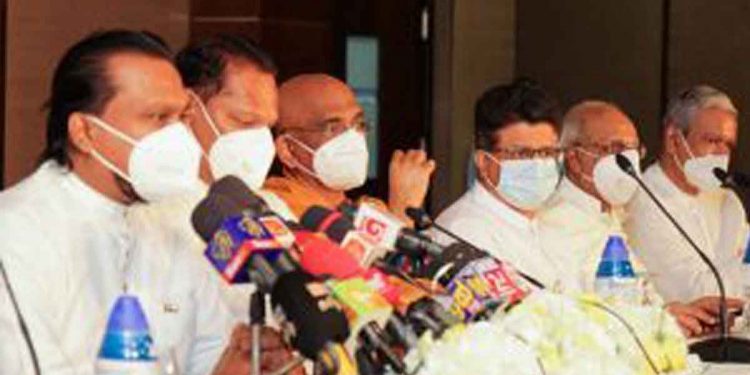 ආණ්ඩුව කළේ තුප්පහි-සක්කිලි-දෙකේ පන්තියේ වැඩක්! විමල්-වාසු-දයාසිරි ඊයේ රෑ හමුවෙලා ගත් තීන්දුව! (VIDEO)