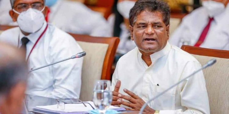 අපි පාර්ලිමේන්තුවට ආවේ මහින්ද රාජපක්ෂ නිසයි! මිනිස්සු අපිට ජන්දෙ දුන්නෙ අන්තර්වාර ආණ්ඩු හදන්න පරිවාස ආණ්ඩු හදන්න නෙමෙයි! ඔය ආණ්ඩුවලට මම නෑ! ගෝඨා කැබිනට් ඇමැතිකමක් දුන්න විමලවීර ගෝඨා‌ටම ගහයි! (VIDEO)