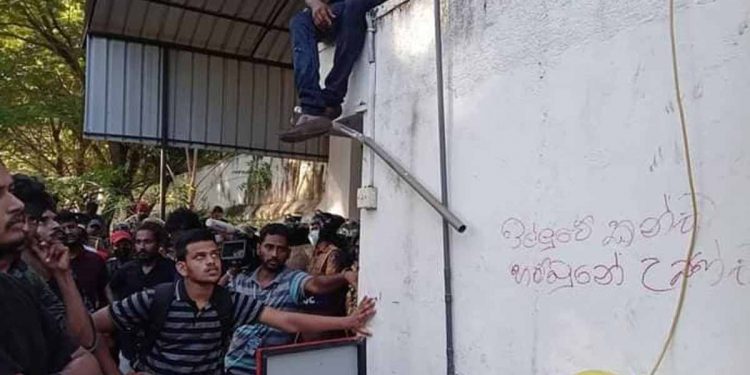 ඉල්ලුවේ කන්ඩ… හම්බ වුණේ උණ්ඩ…! කොල්ලො ටික මහින්දගේ ගෙදර තාප්පය විරෝධතා පුවරුවක් කරයි! සටන් පාඨවලින් තාප්පය වැහෙයි! (PHOTOS)