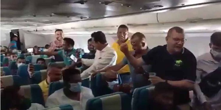 2019 මිනිස්සු ප්ලේන්වල නැගලා සින්දු කිය කිය ලංකාවට ආවෙ ගෝඨාට ජන්දෙ දෙන්න! මෙන්න ලංකාවට එන මිනිස්සු අද ප්ලේන් ඇතුළෙ කියන සින්දු! (VIDEO)