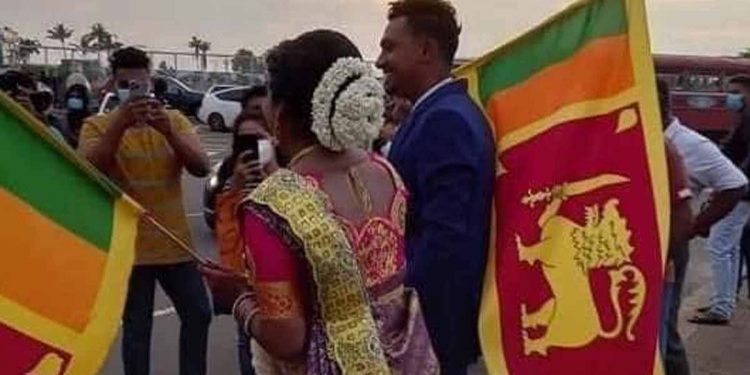 කසාද බැඳලා හනිමූන් යන්නත් කලින් ගෝල්ෆේස් ජන අරගලයට ගිය අලුත්ම ජෝඩුව! (PHOTOS)