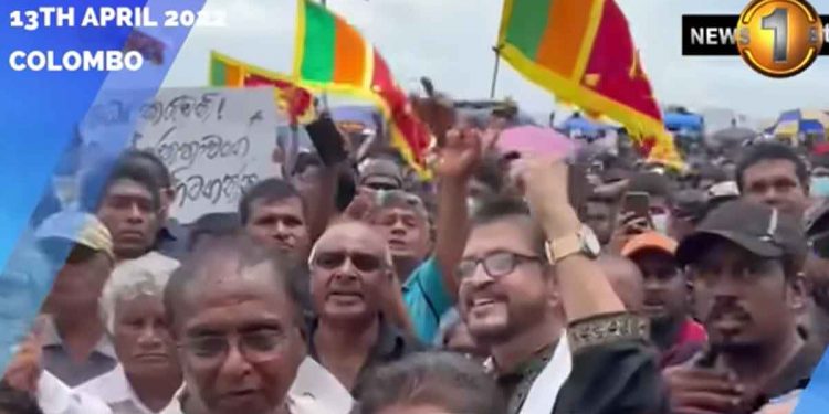 රෝහණ-සෝමරත්න-ජයන්ත-දයාන්-නිශ්ශංක-සරත් ඇතුලු කලාකරුවන් රැසක් අද අරගල බිමට ඇවිත්!
