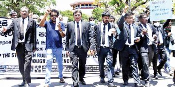 වීදි සටනේදී මිනිස්සු එක්ක එක පෙළට හිටගත්ත ලංකාවේ නීතීඥවරු!