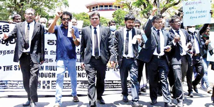 වීදි සටනේදී මිනිස්සු එක්ක එක පෙළට හිටගත්ත ලංකාවේ නීතීඥවරු!