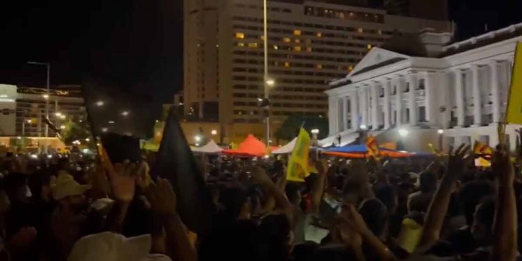 මුලු කොටුවම වටකොට බැන්ඳත්  අරගලය නොකඩවාම ඉදිරියට! (VIDEO)