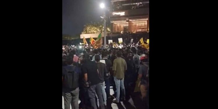 ජනපති ලේකම් කාර්යාලය වටලපු ජනතාව අද රෑ ගෙදර නොයන ලකුණු! (VIDEO)