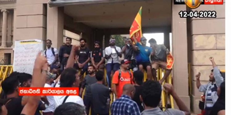 කොල්ලො කෙල්ලො සටන අතාරින්න සූදානම් නෑ වගේ! හතරවැනි දිනටත් අරගලය පටන් ගනී! ‌(VIDEO)