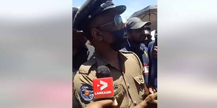 අරගලකරුවන් මැදට ආපු පොලිස් නිලධාරියා කරපු ඇහැට කඳුලු එන කතාව! (VIDEO)