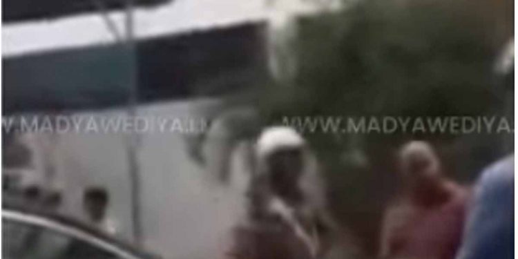මිනිස්සු පෝලිමේ බලා සිටියදී පොලිසිය කෝටිපතියෙක්ගේ වාහනයකට පෝලිම පැනලා තෙල් ගහන්න ගිහින් අලි ලෙඩක් දාගනී! (VIDEO)