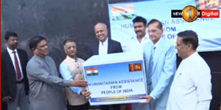 ඇත්තටම මුන්ට ලැජ්ජා නැද්ද? තමිල්නාඩුවේ මිනිස්සුන්ගෙන් එකතු කරලා ලංකාවට එව්ව නැවේ බඩු බාරගන්න! සූට්බූට් ගහලා කැබිනට් ඇමැතිලා දෙකයි හිටපු කැබිනට් දෙකයි වෙන්න ඇමැති සෙන්දිල් තොණ්ඩමනුයි වරායට ගිහින්! (VIDEO)