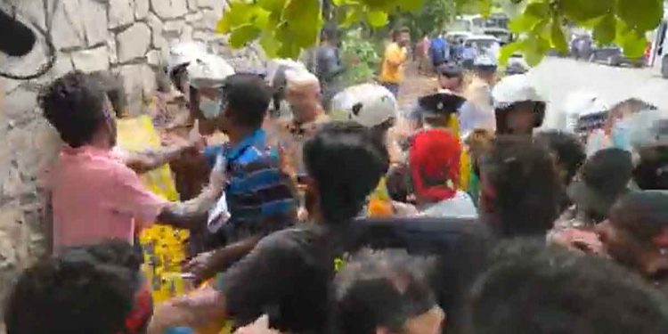 රනිල්ගේ කාර්යාලය ළඟ උණුසුම්! විරෝධතාකරුවන් කාර්යාලය වටලන්න යයි! (VIDEO)