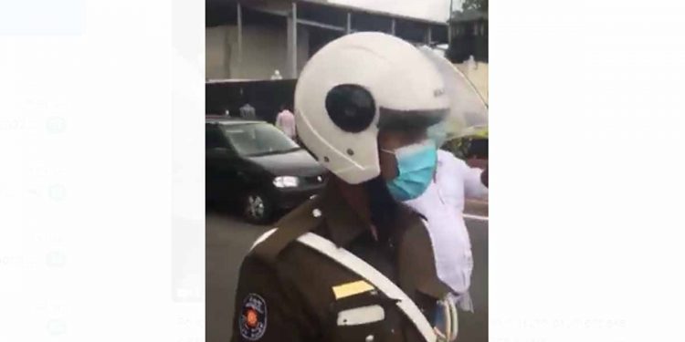 පොලිසිය පේමන්ට් එකේ වාහන පාක් කරලා! ඔන්න දැන් මිනිස්සුත් පේමන්ට් එකේ වාහන පාක් කරලා! බලමු උසාවියේදි මොකද වෙන්නෙ කියලා! (VIDEO)
