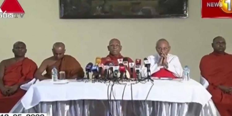 රනිල්ට අගමැතිකම දීලා රට විනාශ කරන්න එපා! සල්ලිවලට මන්ත්රීවරු ගන්න හදන්න එපා! මහානායකහිමිවරුන්ට පිටුපාන්න එපා! එහෙම වුණොත් අරගලය දරුණු වේවි! මහාසංඝරත්නයෙන් සහ කාදිනල් හිමියන් ආණ්ඩුවට අවසන් නිවේදනය දෙයි! (VIDEO)