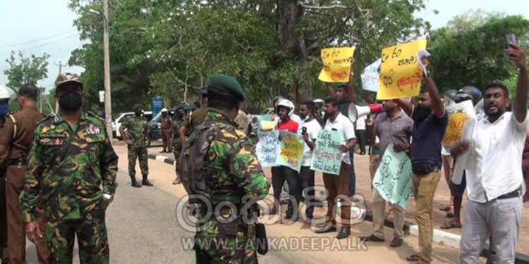 අනුරාධපුරයට ගිය මහින්දට තැන් තුනකදීම විරෝධය පළවෙයි!