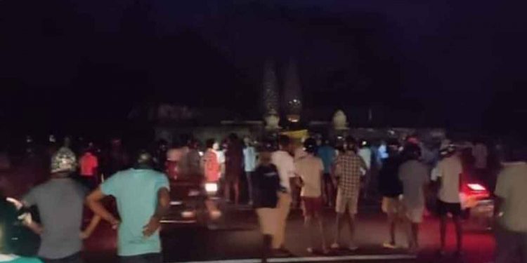 මැදමුලන වලව්වටත් ප්රහාරයක්! රාජපක්ෂ අනුස්මරණ ස්මාරකයට ගිනි තියයි!