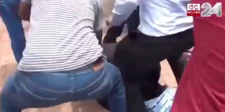 ප්‍රහාරයේදී කාන්තාවකට ගහන විදිහ දැක්කද? (VIDEO)